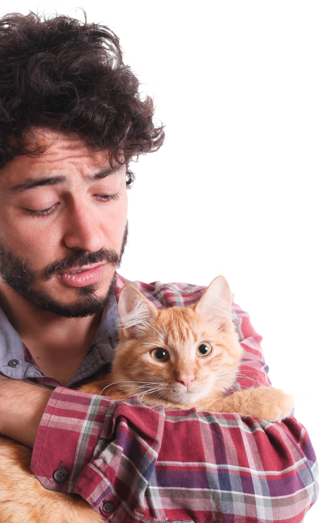 Homem com um gato laranja