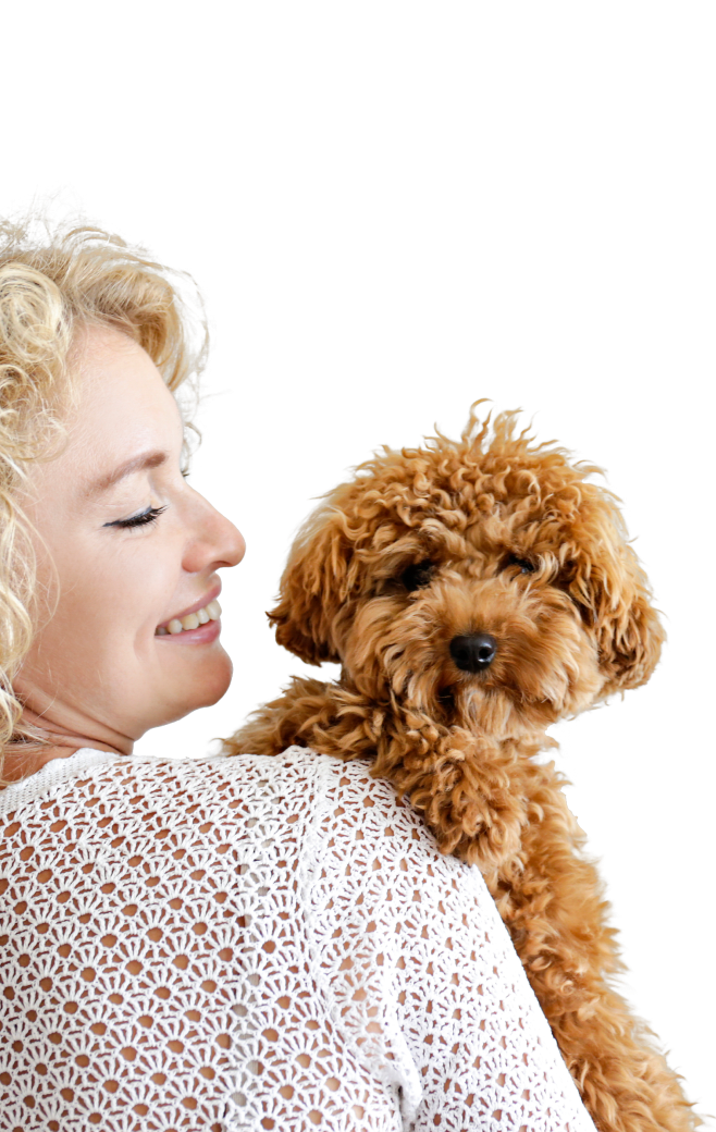 Mulher segurando um cachorro marrom