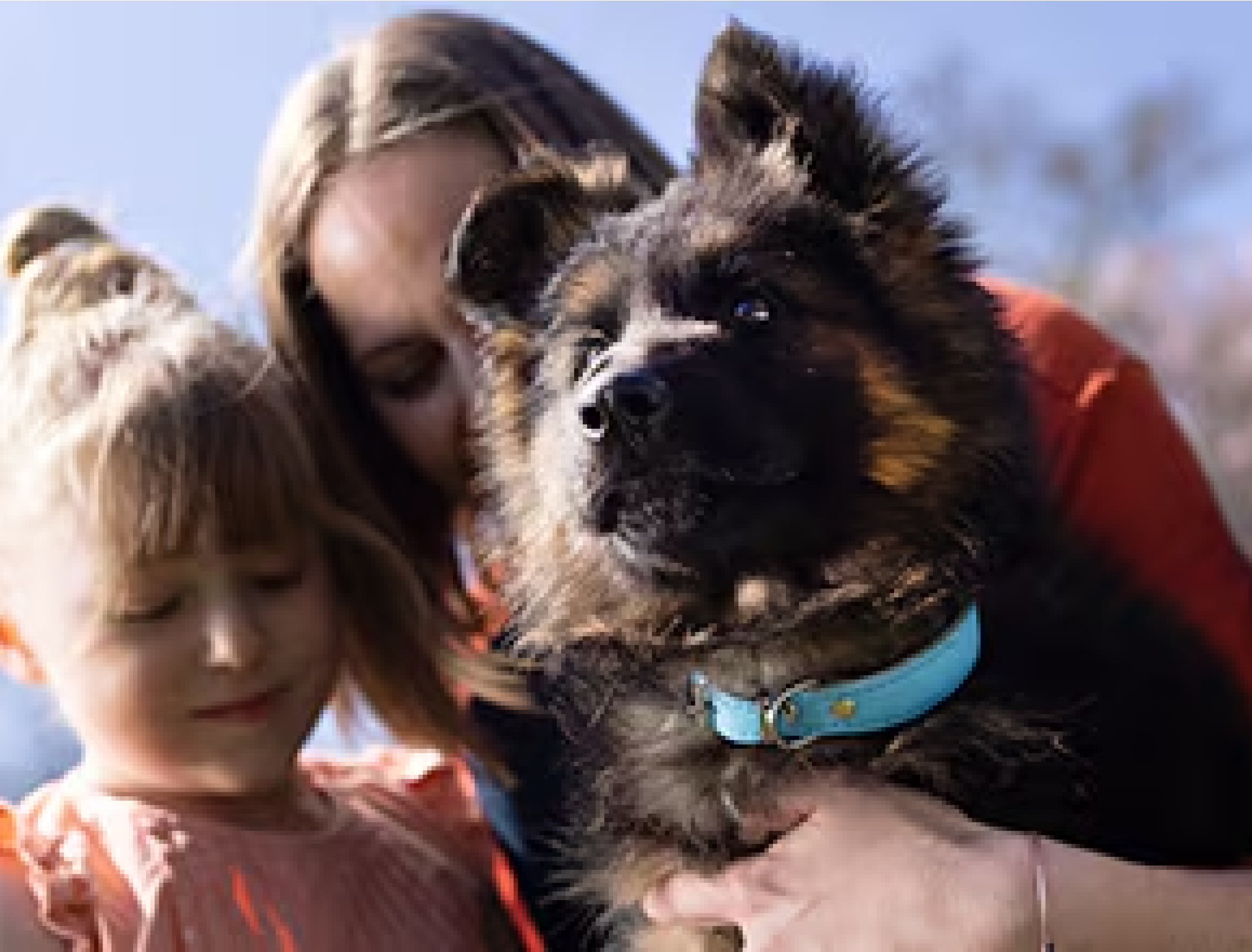 Uma mulher e uma menina segurando um filhote de cachorro